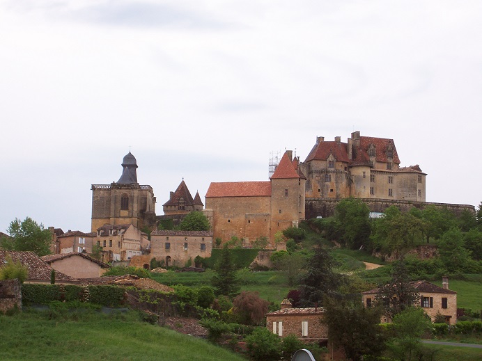 Le Château et le village de Biron