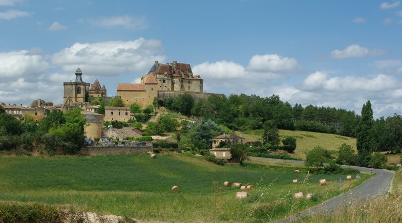Le Château et son village